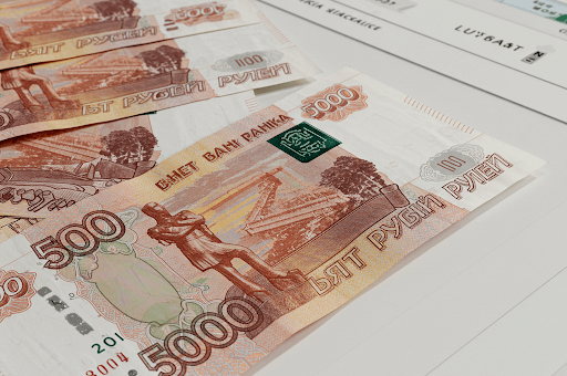 Rusijos rublis: Nuo carų iki sankcijų gniaužtų